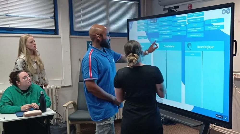 Formateur annotant un support de cours sur écran interactif, IFA de Brest