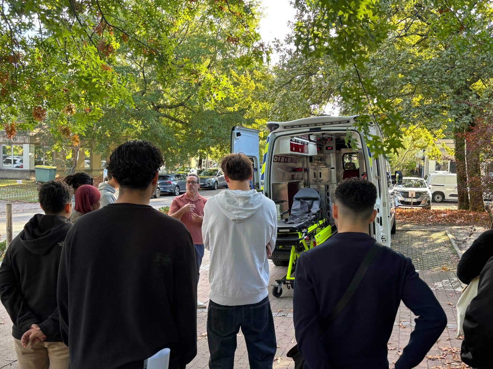 Participants découvrant l’équipement d’une ambulance à l’IFA de Bordeaux
